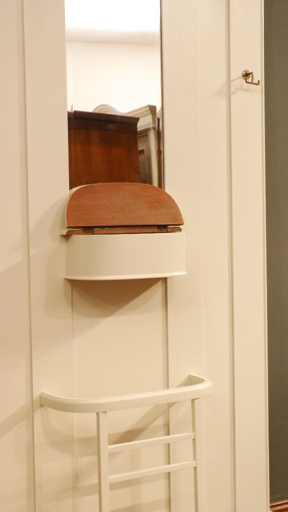 Jugendstil Garderobe mit Spiegel, Eiche weiß lasiert um 1920 Jugendstil Garderobe mit Spiegel, Eiche weiß lasiert um 1920