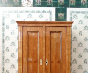 Eleganter Biedermeierschrank, Kirschholz handpoliert um 1840