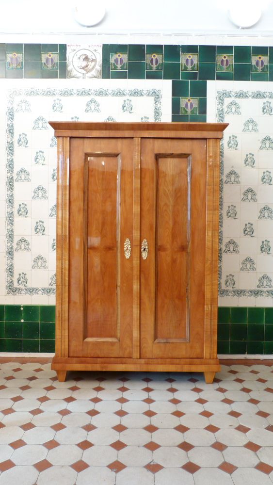 Klassischer Biedermeierschrank, Kirschholz um 1840 handpoliert Klassischer Biedermeierschrank, Kirschholz um 1840 handpoliert