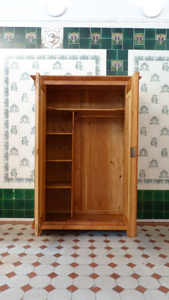 Klassischer Biedermeierschrank, Kirschholz um 1840 handpoliert Klassischer Biedermeierschrank, Kirschholz um 1840 handpoliert