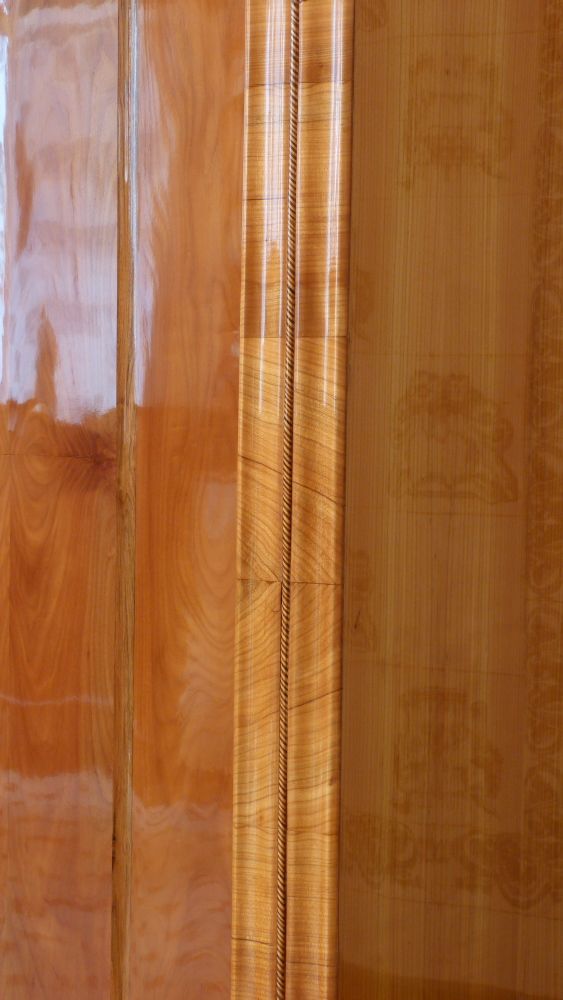 Klassischer Biedermeierschrank, Kirschholz um 1840 handpoliert Klassischer Biedermeierschrank, Kirschholz um 1840 handpoliert