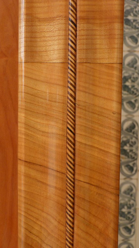 Klassischer Biedermeierschrank, Kirschholz um 1840 handpoliert Klassischer Biedermeierschrank, Kirschholz um 1840 handpoliert