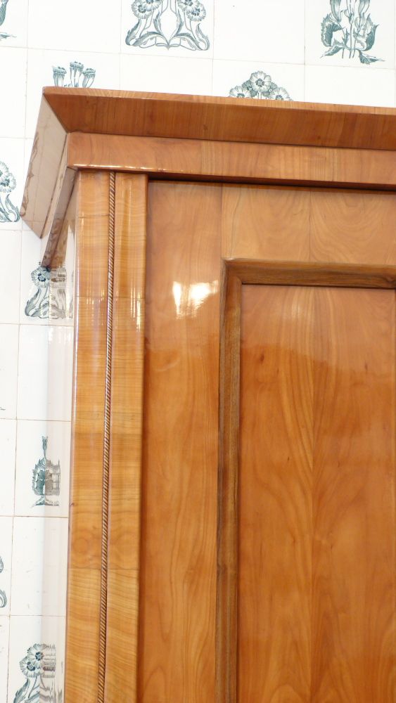 Klassischer Biedermeierschrank, Kirschholz um 1840 handpoliert Klassischer Biedermeierschrank, Kirschholz um 1840 handpoliert