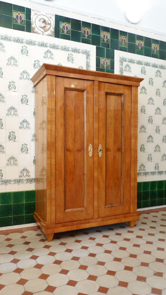 Klassischer Biedermeierschrank, Kirschholz um 1840 handpoliert Klassischer Biedermeierschrank, Kirschholz um 1840 handpoliert