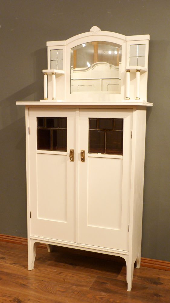 Eleganter Jugendstil Salonschrank, Mahagoni weiß lasiert um 1910 Eleganter Jugendstil Salonschrank, Mahagoni weiß lasiert um 1910