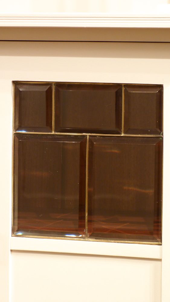 Eleganter Jugendstil Salonschrank, Mahagoni weiß lasiert um 1910 Eleganter Jugendstil Salonschrank, Mahagoni weiß lasiert um 1910