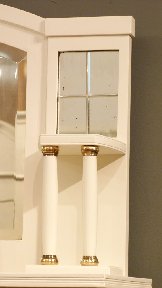 Eleganter Jugendstil Salonschrank, Mahagoni weiß lasiert um 1910 Eleganter Jugendstil Salonschrank, Mahagoni weiß lasiert um 1910
