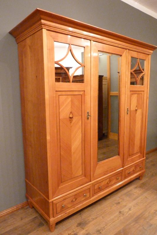 Antike Schränke, Jugendstil Kleiderschrank, Kirschholz handpoliert um 1900 Antike Schränke, Jugendstil Kleiderschrank, Kirschholz handpoliert um 1900