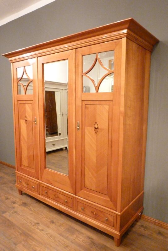 Antike Schränke, Jugendstil Kleiderschrank, Kirschholz handpoliert um 1900 Antike Schränke, Jugendstil Kleiderschrank, Kirschholz handpoliert um 1900