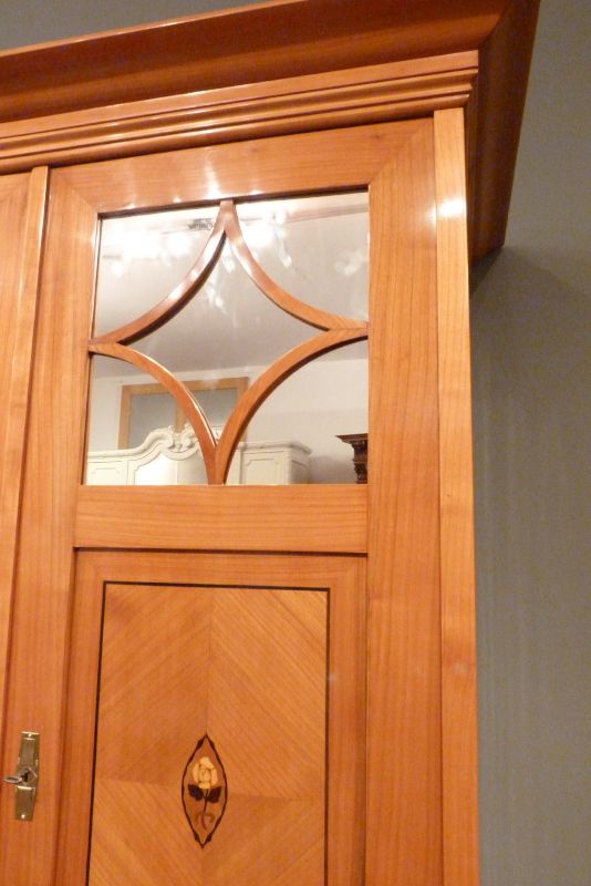 Antike Schränke, Jugendstil Kleiderschrank, Kirschholz handpoliert um 1900 Antike Schränke, Jugendstil Kleiderschrank, Kirschholz handpoliert um 1900