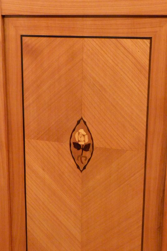 Antike Schränke, Jugendstil Kleiderschrank, Kirschholz handpoliert um 1900 Antike Schränke, Jugendstil Kleiderschrank, Kirschholz handpoliert um 1900