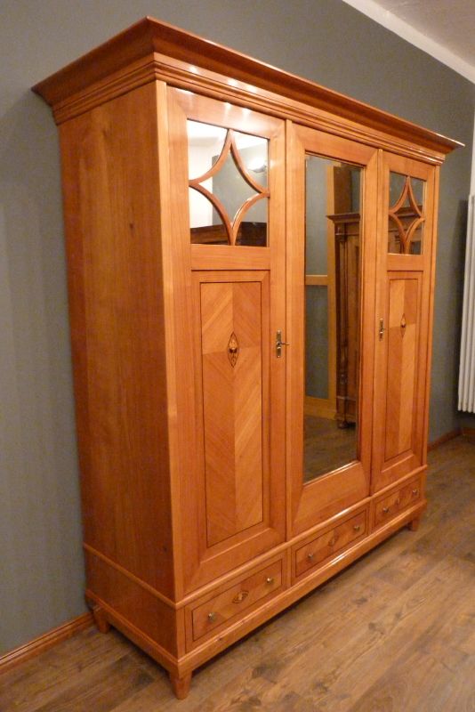 Antike Schränke, Jugendstil Kleiderschrank, Kirschholz handpoliert um 1900 Antike Schränke, Jugendstil Kleiderschrank, Kirschholz handpoliert um 1900