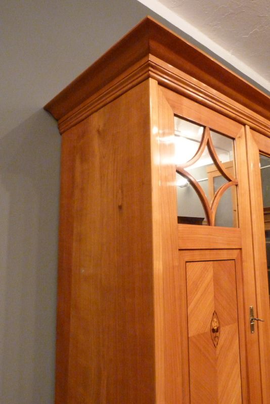 Antike Schränke, Jugendstil Kleiderschrank, Kirschholz handpoliert um 1900 Antike Schränke, Jugendstil Kleiderschrank, Kirschholz handpoliert um 1900