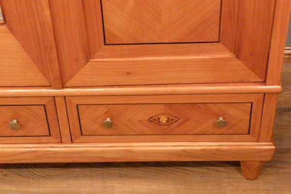Antike Schränke, Jugendstil Kleiderschrank, Kirschholz handpoliert um 1900 Antike Schränke, Jugendstil Kleiderschrank, Kirschholz handpoliert um 1900