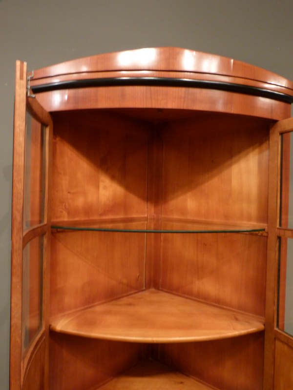 Antike Möbel, antiker Eckschrank in Biedermeierstil Antike Möbel, antiker Eckschrank in Biedermeierstil