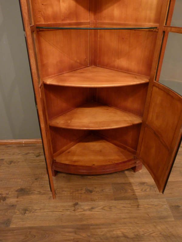 Antike Möbel, antiker Eckschrank in Biedermeierstil Antike Möbel, antiker Eckschrank in Biedermeierstil