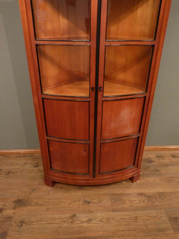 Antike Möbel, antiker Eckschrank in Biedermeierstil Antike Möbel, antiker Eckschrank in Biedermeierstil