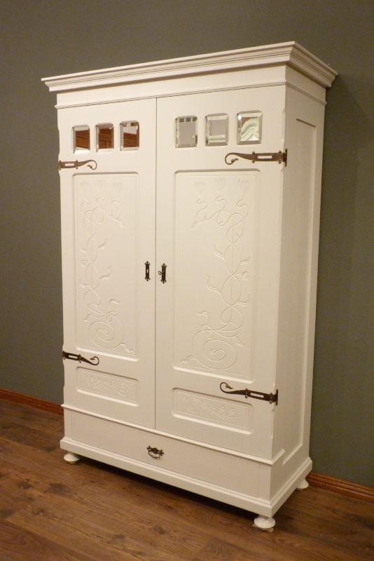 Antike Schränke, floraler Jugendstilschrank, Eiche weiss lasiert um 1910 Antike Schränke, floraler Jugendstilschrank, Eiche weiss lasiert um 1910