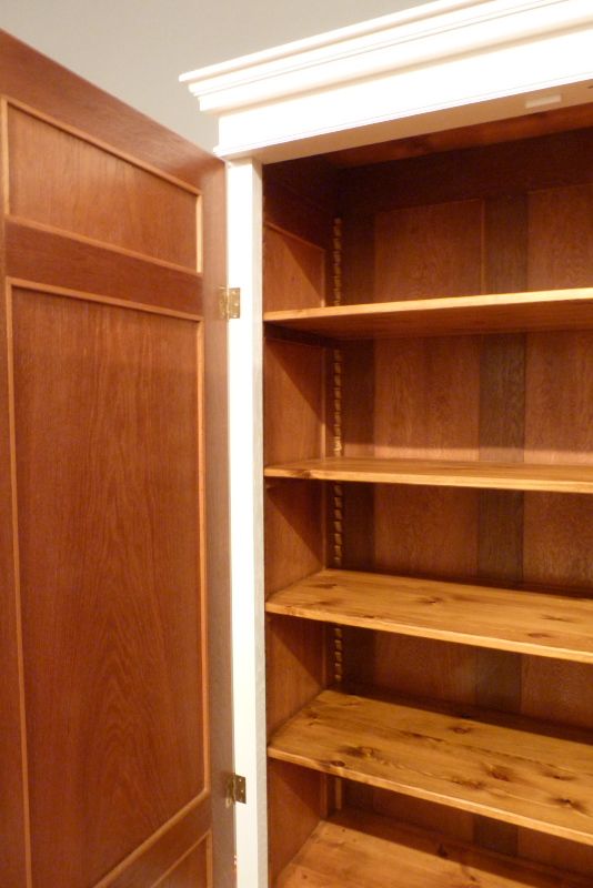 Antike Schränke, floraler Jugendstilschrank, Eiche weiss lasiert um 1910 Antike Schränke, floraler Jugendstilschrank, Eiche weiss lasiert um 1910