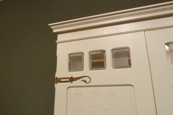 Antike Schränke, floraler Jugendstilschrank, Eiche weiss lasiert um 1910 Antike Schränke, floraler Jugendstilschrank, Eiche weiss lasiert um 1910