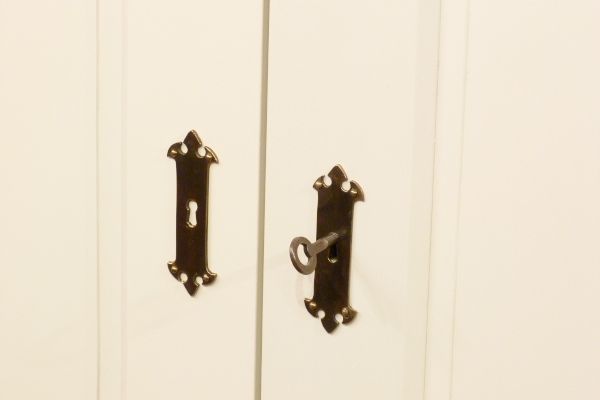Antike Schränke, floraler Jugendstilschrank, Eiche weiss lasiert um 1910 Antike Schränke, floraler Jugendstilschrank, Eiche weiss lasiert um 1910