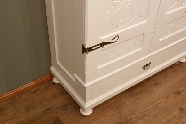Antike Schränke, floraler Jugendstilschrank, Eiche weiss lasiert um 1910 Antike Schränke, floraler Jugendstilschrank, Eiche weiss lasiert um 1910