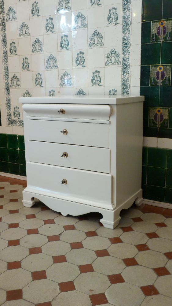 Formschöne Spätbiedermeier Kommode, Eiche weiß lasiert um 1870 Formschöne Spätbiedermeier Kommode, Eiche weiß lasiert um 1870