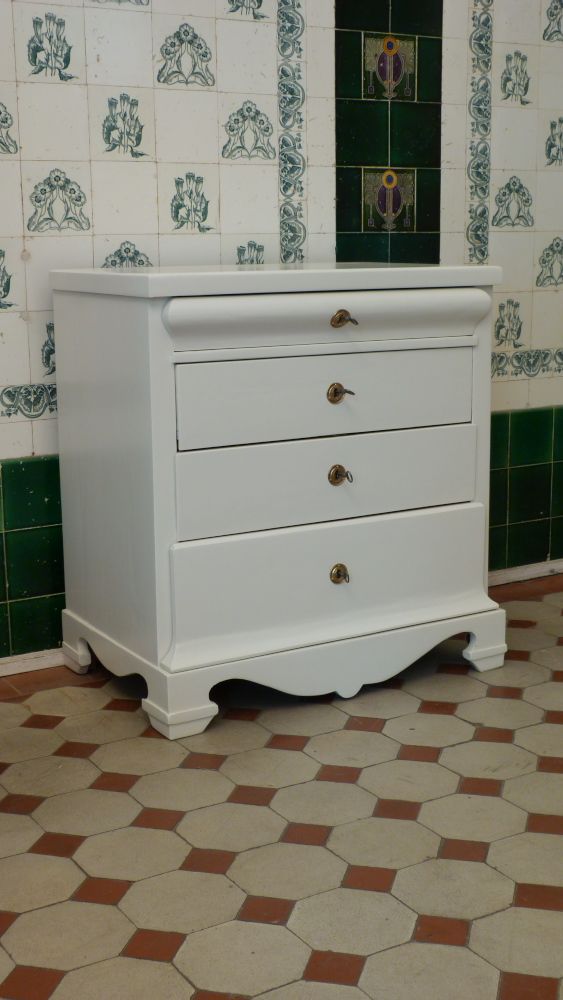 Formschöne Spätbiedermeier Kommode, Eiche weiß lasiert um 1870 Formschöne Spätbiedermeier Kommode, Eiche weiß lasiert um 1870