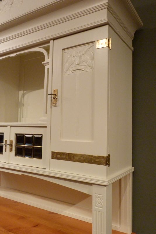 Antike Schränke, Jugendstil Büffet, Nussbaum weiß lasiert um 1910 Antike Schränke, Jugendstil Büffet, Nussbaum weiß lasiert um 1910