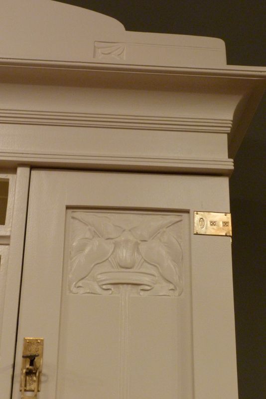 Antike Schränke, Jugendstil Büffet, Nussbaum weiß lasiert um 1910 Antike Schränke, Jugendstil Büffet, Nussbaum weiß lasiert um 1910