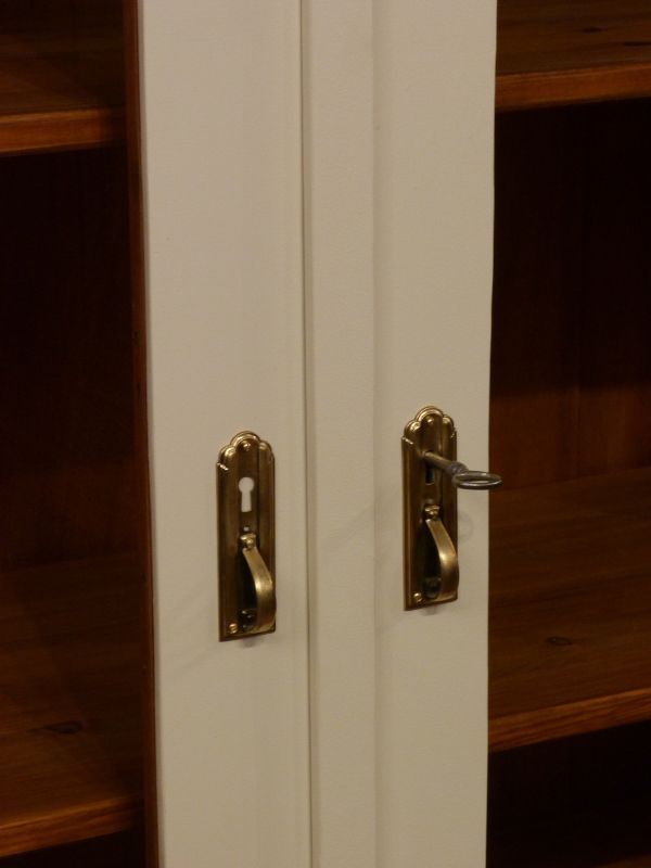 Antike Schränke, Jugendstil Bücherschrank, Eiche weiß lasiert um 1910 Antike Schränke, Jugendstil Bücherschrank, Eiche weiß lasiert um 1910