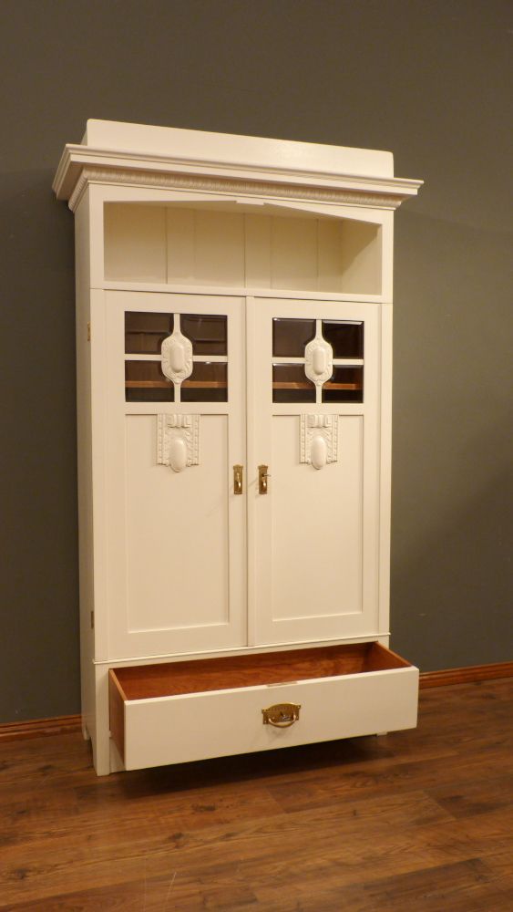 Jugendstil Bücherschrank, Eiche weiß lasiert um 1910 Jugendstil Bücherschrank, Eiche weiß lasiert um 1910
