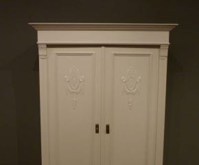 Jugendstil Kleiderschrank, Fichte weiß lasiert 
