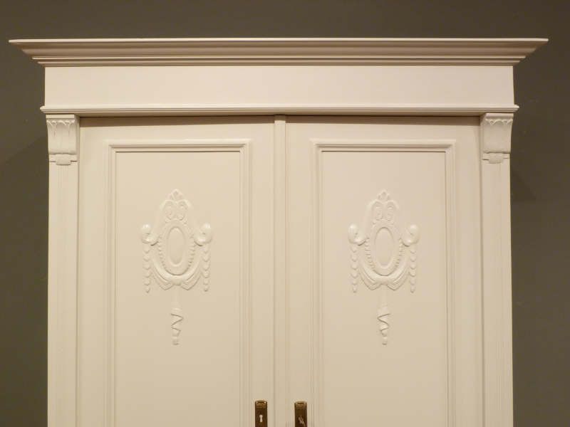 Antike Möbel, antiker Jugendstil Kleiderschrank mit Blumenmotiv Antike Möbel, antiker Jugendstil Kleiderschrank mit Blumenmotiv