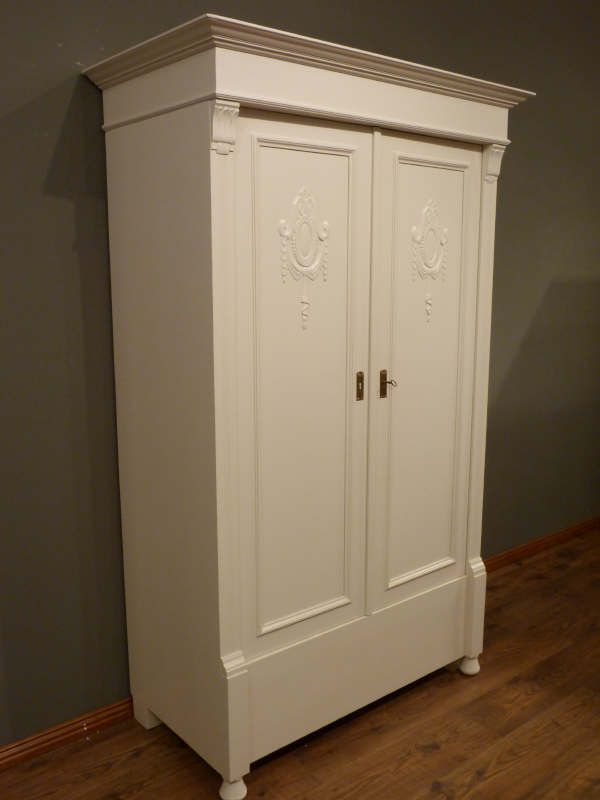 Antike Möbel, antiker Jugendstil Kleiderschrank mit Blumenmotiv Antike Möbel, antiker Jugendstil Kleiderschrank mit Blumenmotiv