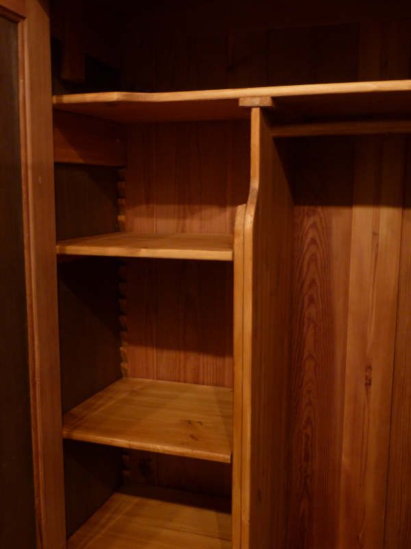 Antike Möbel, antiker Jugendstil Kleiderschrank mit Blumenmotiv Antike Möbel, antiker Jugendstil Kleiderschrank mit Blumenmotiv