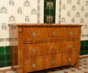 Klassische Biedermeier Kommode, Nussbaum handpoliert um 1840