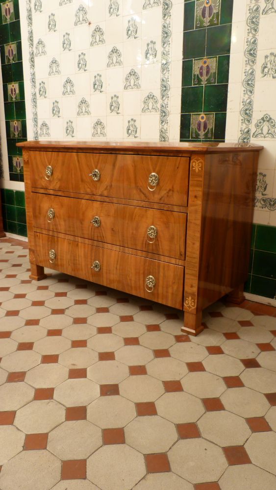 Klassische Biedermeier Kommode, Nussbaum um 1840 Klassische Biedermeier Kommode, Nussbaum um 1840