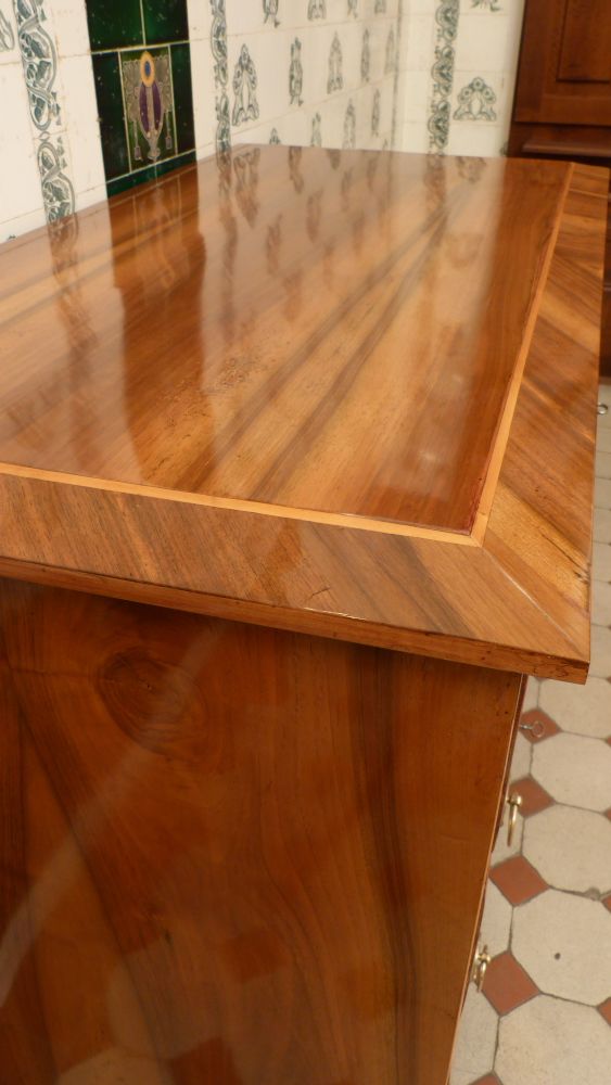 Klassische Biedermeier Kommode, Nussbaum um 1840 Klassische Biedermeier Kommode, Nussbaum um 1840