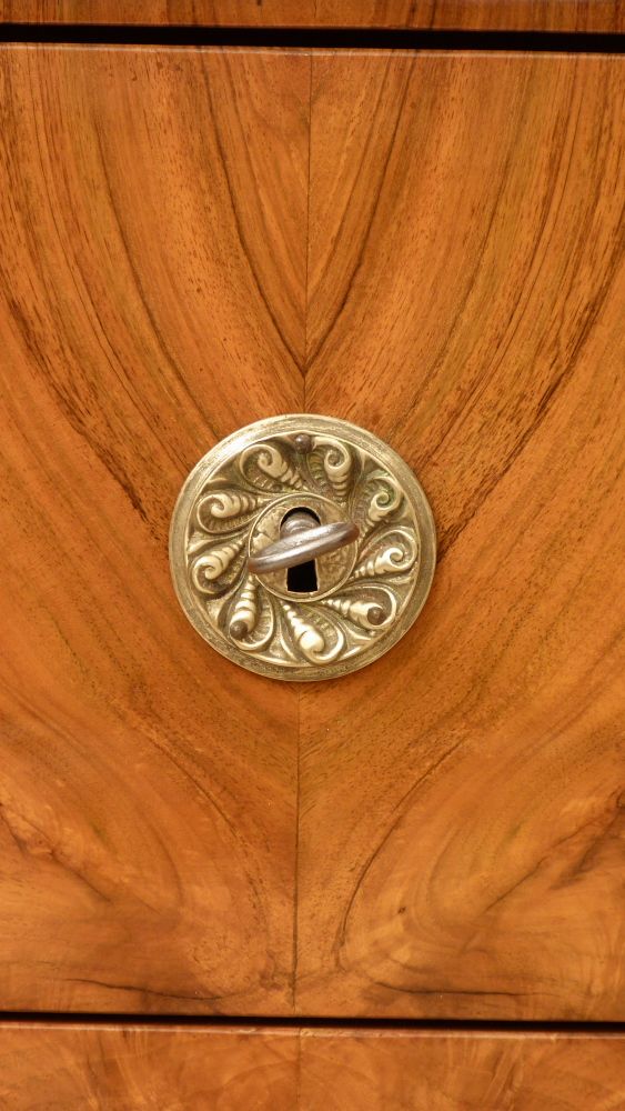 Klassische Biedermeier Kommode, Nussbaum um 1840 Klassische Biedermeier Kommode, Nussbaum um 1840