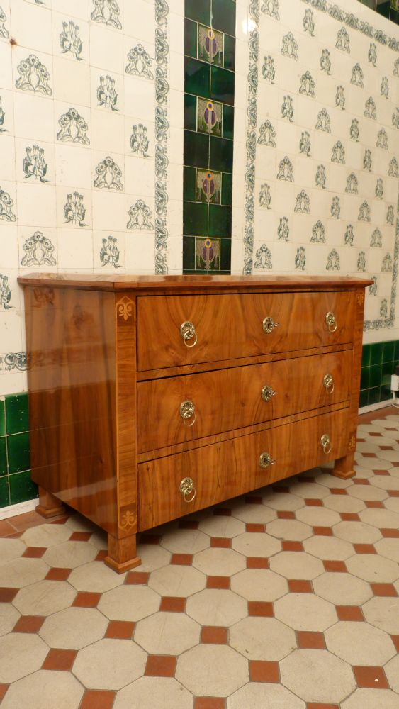 Klassische Biedermeier Kommode, Nussbaum um 1840 Klassische Biedermeier Kommode, Nussbaum um 1840