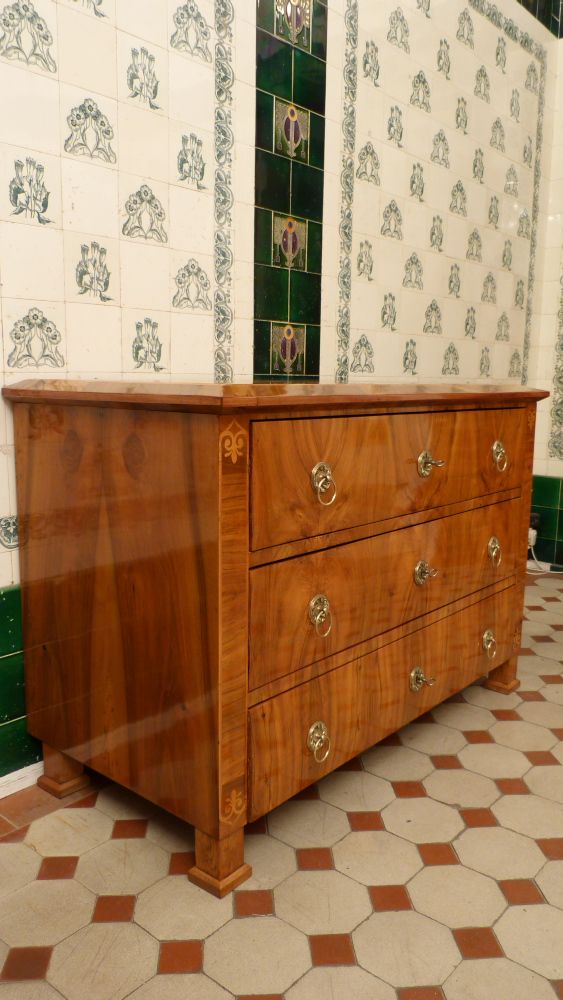 Klassische Biedermeier Kommode, Nussbaum um 1840 Klassische Biedermeier Kommode, Nussbaum um 1840