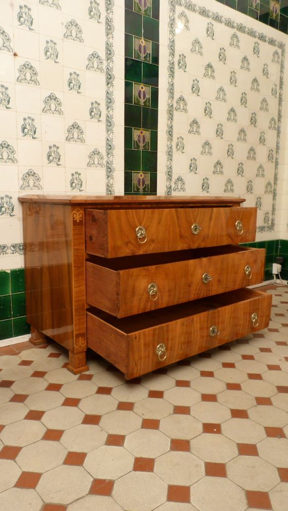 Klassische Biedermeier Kommode, Nussbaum um 1840 Klassische Biedermeier Kommode, Nussbaum um 1840