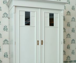 Klassischer Jugendstil Kleiderschrank, Nussbaum weiss lasiert um 1910