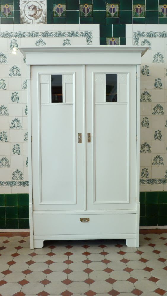 Formschöner Jugendstil Kleiderschrank, Nussbaum weiss lasiert um 1910 Formschöner Jugendstil Kleiderschrank, Nussbaum weiss lasiert um 1910
