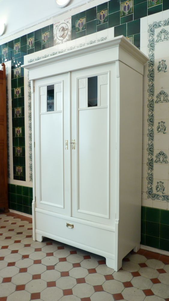 Formschöner Jugendstil Kleiderschrank, Nussbaum weiss lasiert um 1910 Formschöner Jugendstil Kleiderschrank, Nussbaum weiss lasiert um 1910