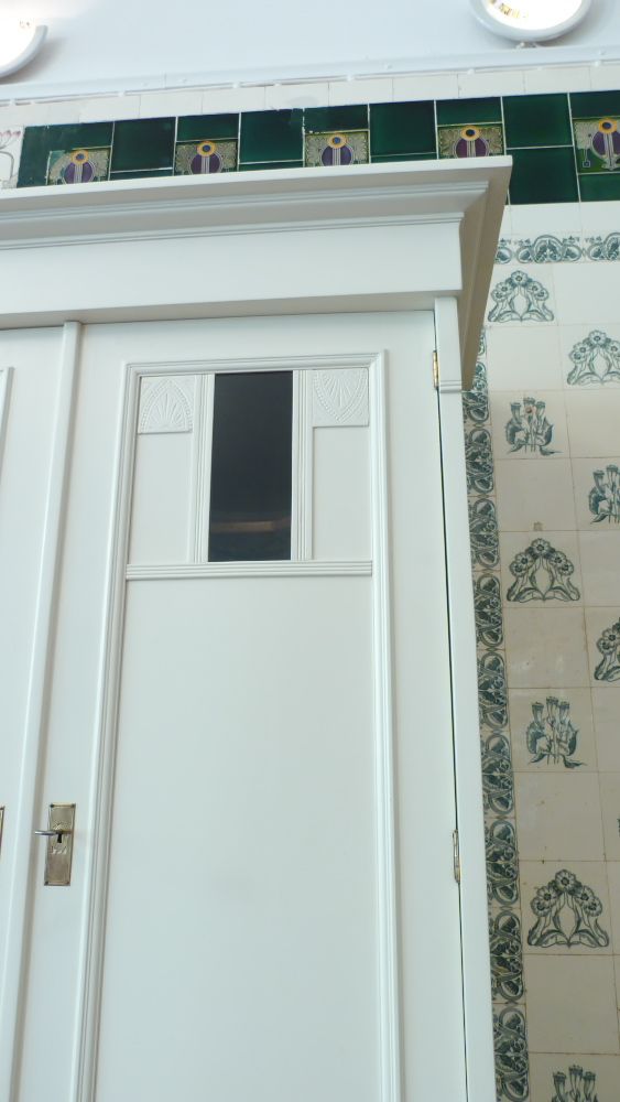 Formschöner Jugendstil Kleiderschrank, Nussbaum weiss lasiert um 1910 Formschöner Jugendstil Kleiderschrank, Nussbaum weiss lasiert um 1910