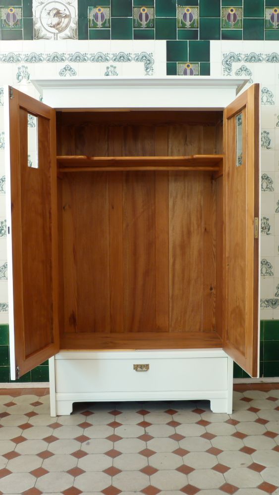 Formschöner Jugendstil Kleiderschrank, Nussbaum weiss lasiert um 1910 Formschöner Jugendstil Kleiderschrank, Nussbaum weiss lasiert um 1910