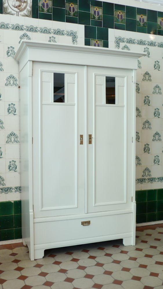 Formschöner Jugendstil Kleiderschrank, Nussbaum weiss lasiert um 1910 Formschöner Jugendstil Kleiderschrank, Nussbaum weiss lasiert um 1910