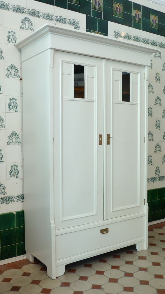 Formschöner Jugendstil Kleiderschrank, Nussbaum weiss lasiert um 1910 Formschöner Jugendstil Kleiderschrank, Nussbaum weiss lasiert um 1910